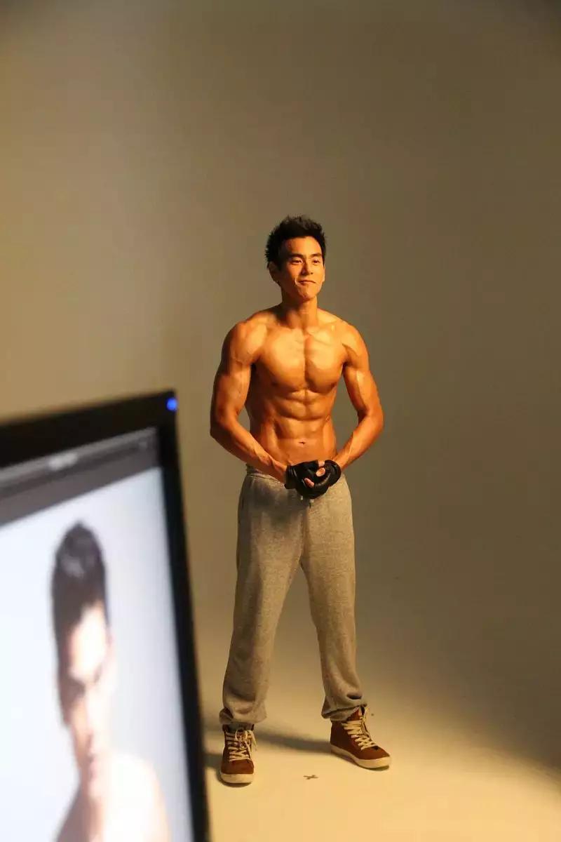李现的腹肌在艺人圈里排第几?有对比的哦