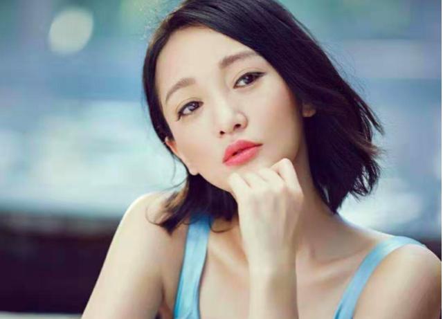 44岁周迅穿着清凉晒380万豪华房车，出入平安脚垫超接地气