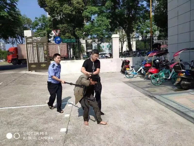 常德一疑似精神病的男子街头持械民警成功制服凤凰网 5541