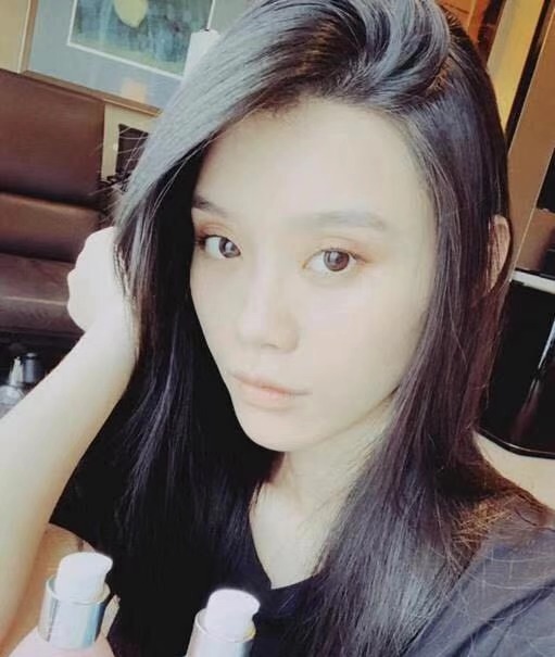 奚梦瑶久违营业面色苍白，疑似孕期状态不佳满脸疲惫