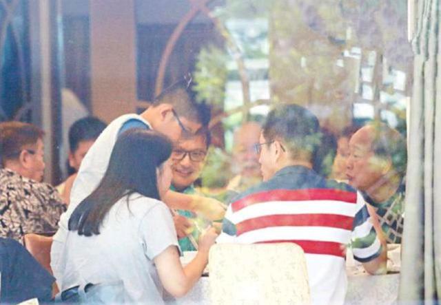 被称为香港无冕之王，当红时隐退，用3年时间教会儿子上厕所