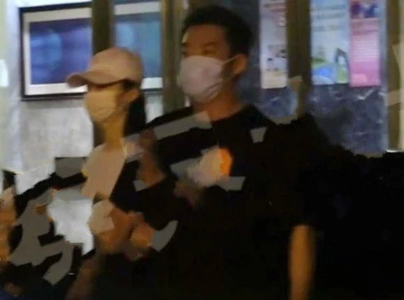 新恋情？郑恺被拍到深夜带高挑美女回住处