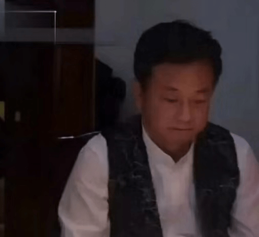 55岁朱军近照曝光，与朋友低调聚餐，白衬衣配小坎肩不热吗？