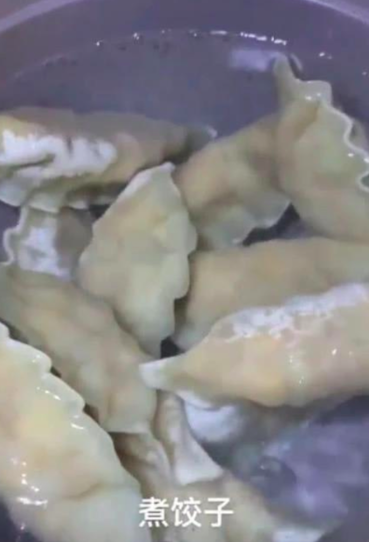 秀恩爱！蒋劲夫承认恋情后首发动态，亲自下厨为外籍女友煮饺子