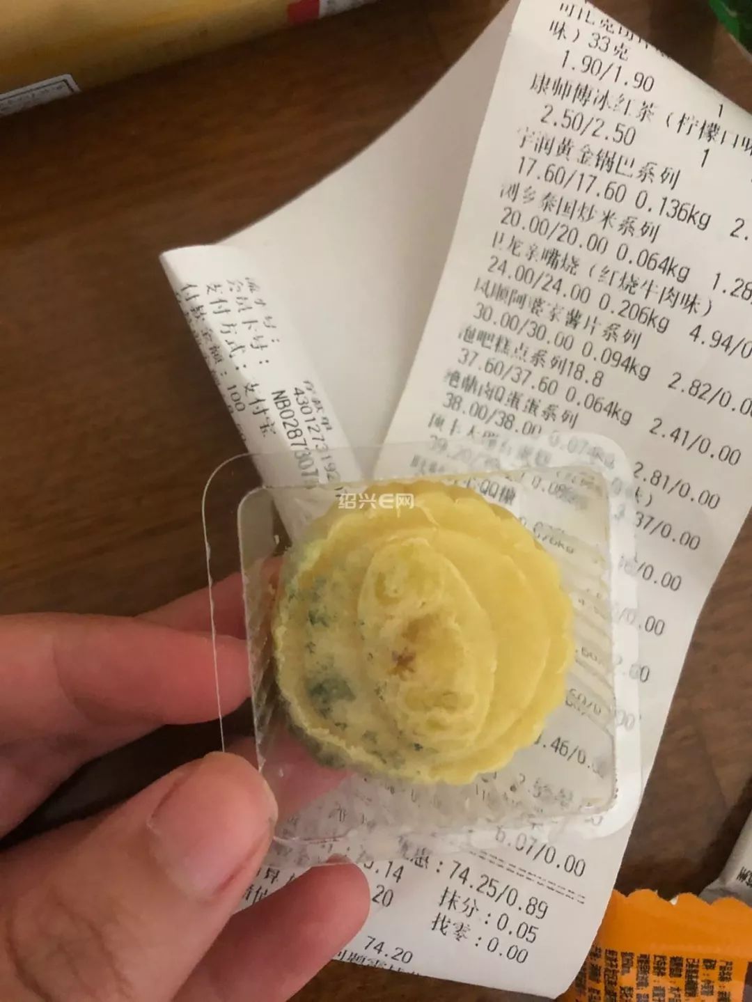 绍兴著名零食店生产1个月的绿豆糕发霉!店家