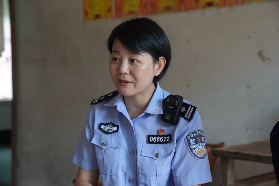 沈阳:能干的女警花 村民的贴心人