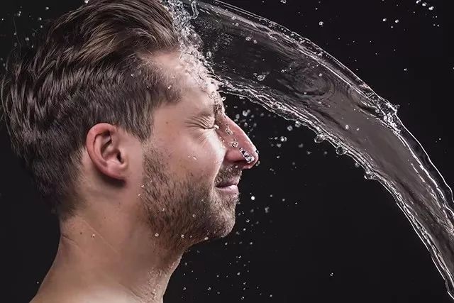 让模特穿上泳装或者防水衣物,助手在一旁向 ta 脸上泼水,用闪光灯