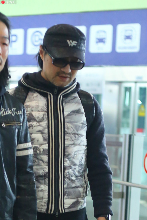 汪峰久违露面，满脸胡茬，身材发福，还以为是刀郎