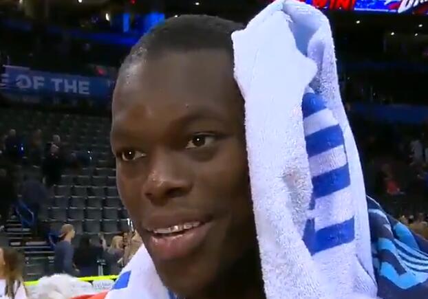 施罗德：基本上来说，我给乔治的传球都变成了助攻