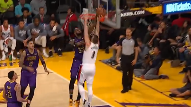 [视频]詹姆斯帽翻斯陶斯卡斯暴扣，反击转身过人上篮