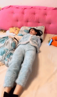 搞笑gif:女司机:你们在上面看什么呢?我就是开车下来