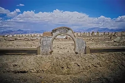 世界上的第一个火星小镇-冷湖:死者的墓碑都朝向东方!