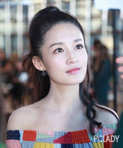 48李嘉欣大红唇出席开幕礼被赞容颜不老,但是这两个地方出卖了她