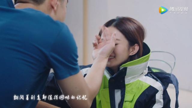 壁咚、摸头杀算啥？赵丽颖新剧竟然开启了仰卧起坐接吻模式！