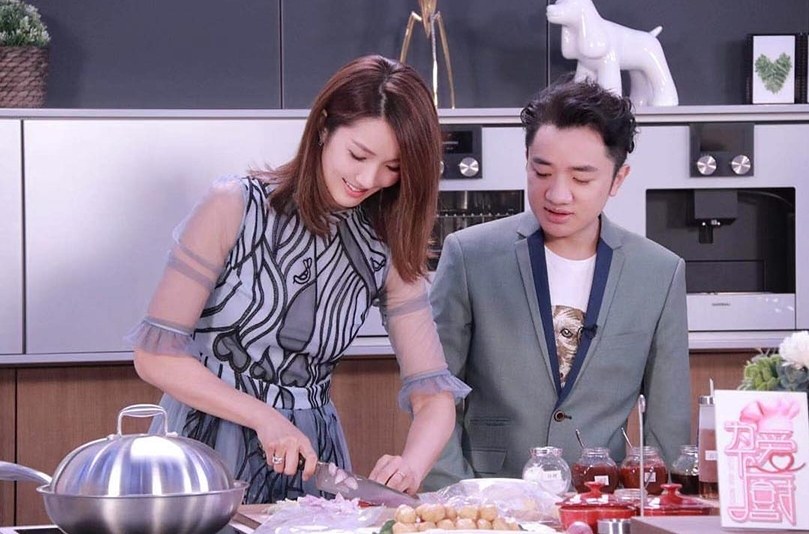 李亚男晒孕照称带女儿去听音乐会,宝宝喜欢听音乐!