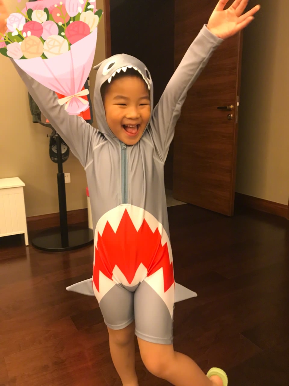 安吉小鱼儿摆搞怪造型，网友：怎么都那么可爱