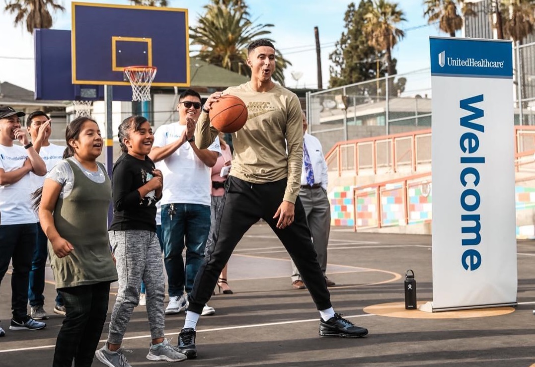 有爱!库兹马帮助洛杉矶当地小学建设篮球场