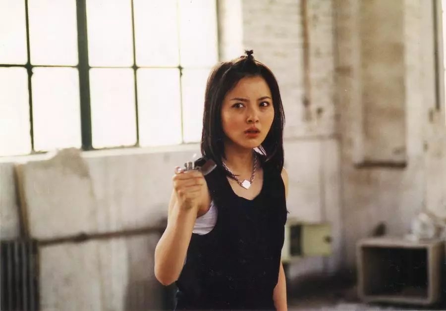 在新加坡隐婚？整成李小璐？下巴能戳胸，她没法儿翻身了