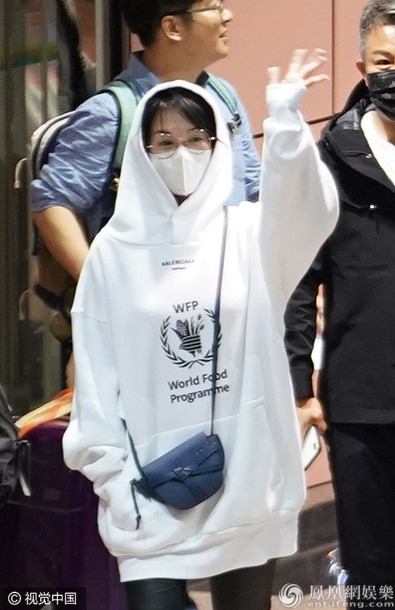 许晴深夜现身机场赴金马奖 卫衣搭长筒靴超有范