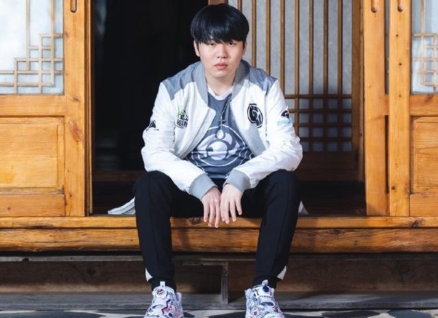 小钰劝Rookie女装 却被反劝穿女仆装