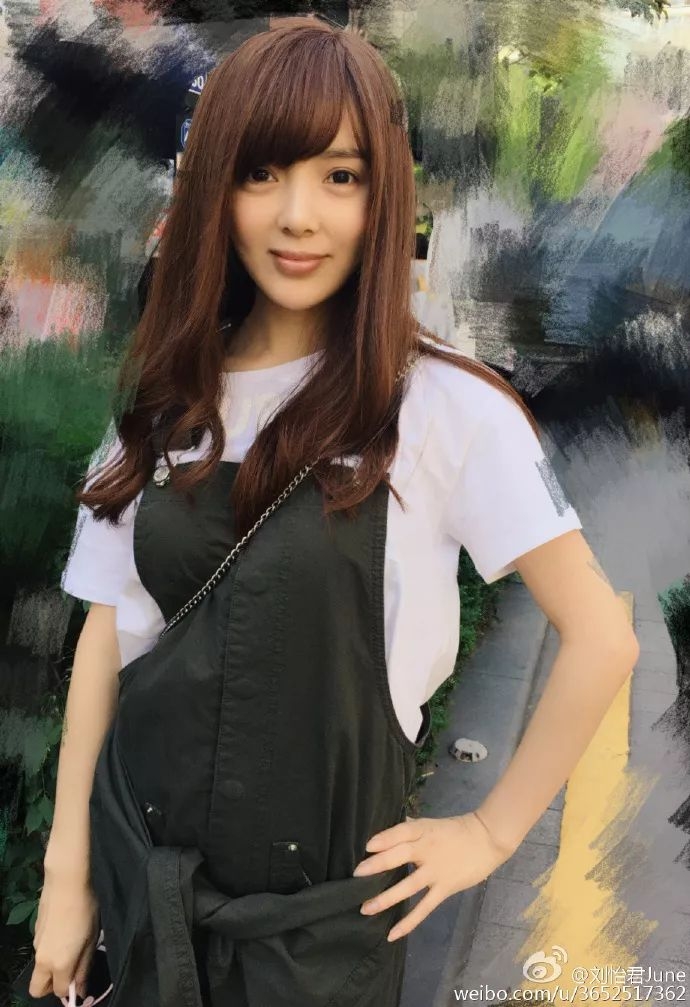 在新加坡隐婚？整成李小璐？下巴能戳胸，她没法儿翻身了