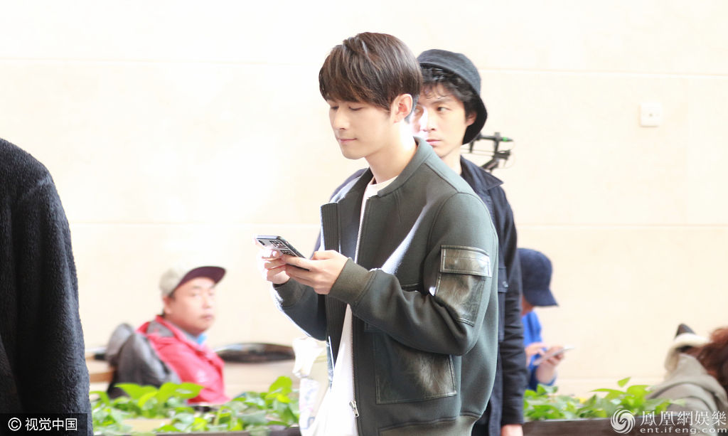 陈学冬片场休息盘腿发呆 化身安静的美少年