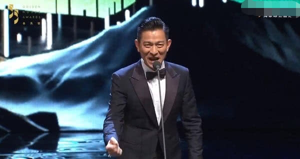 金马奖刘德华坚持自我介绍，喊话邓超拉掌声，暖心举动获称赞