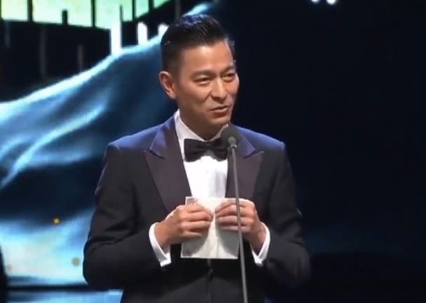 金马奖刘德华坚持自我介绍，喊话邓超拉掌声，暖心举动获称赞