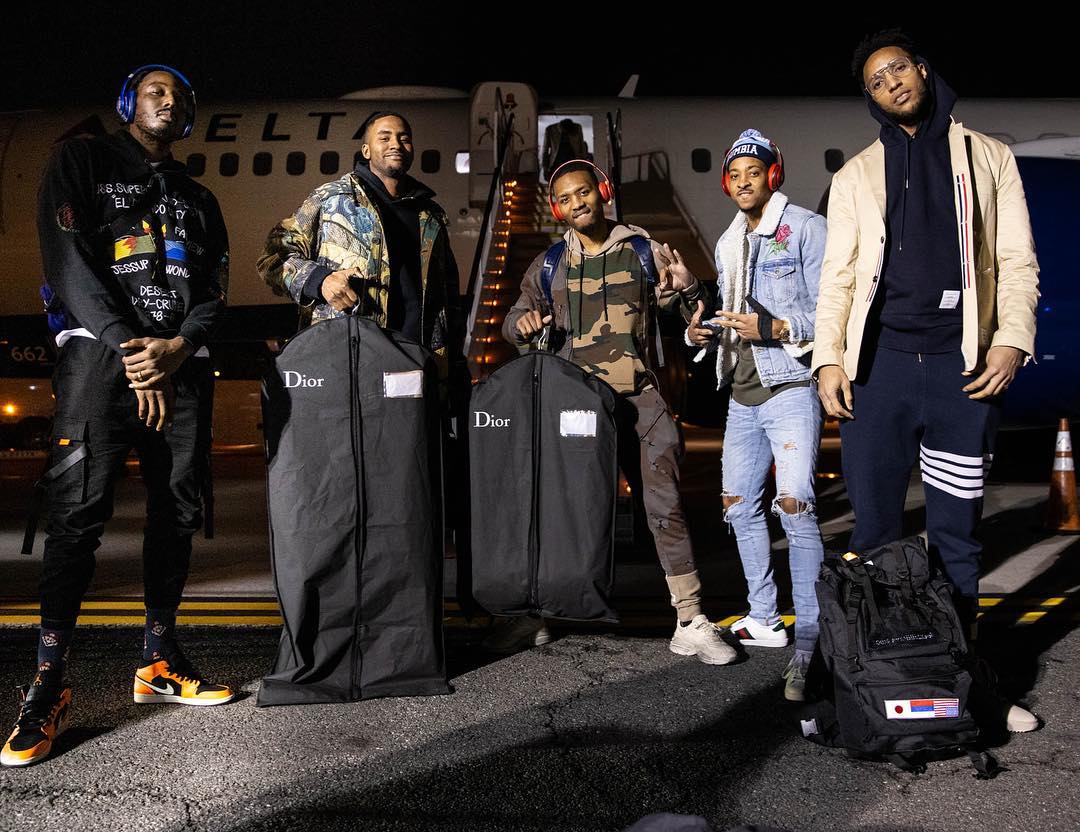 帅气登机！开拓者众将启程前往纽约