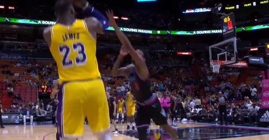 [视频]超远三分！詹姆斯最后阶段火力全开连拿5分