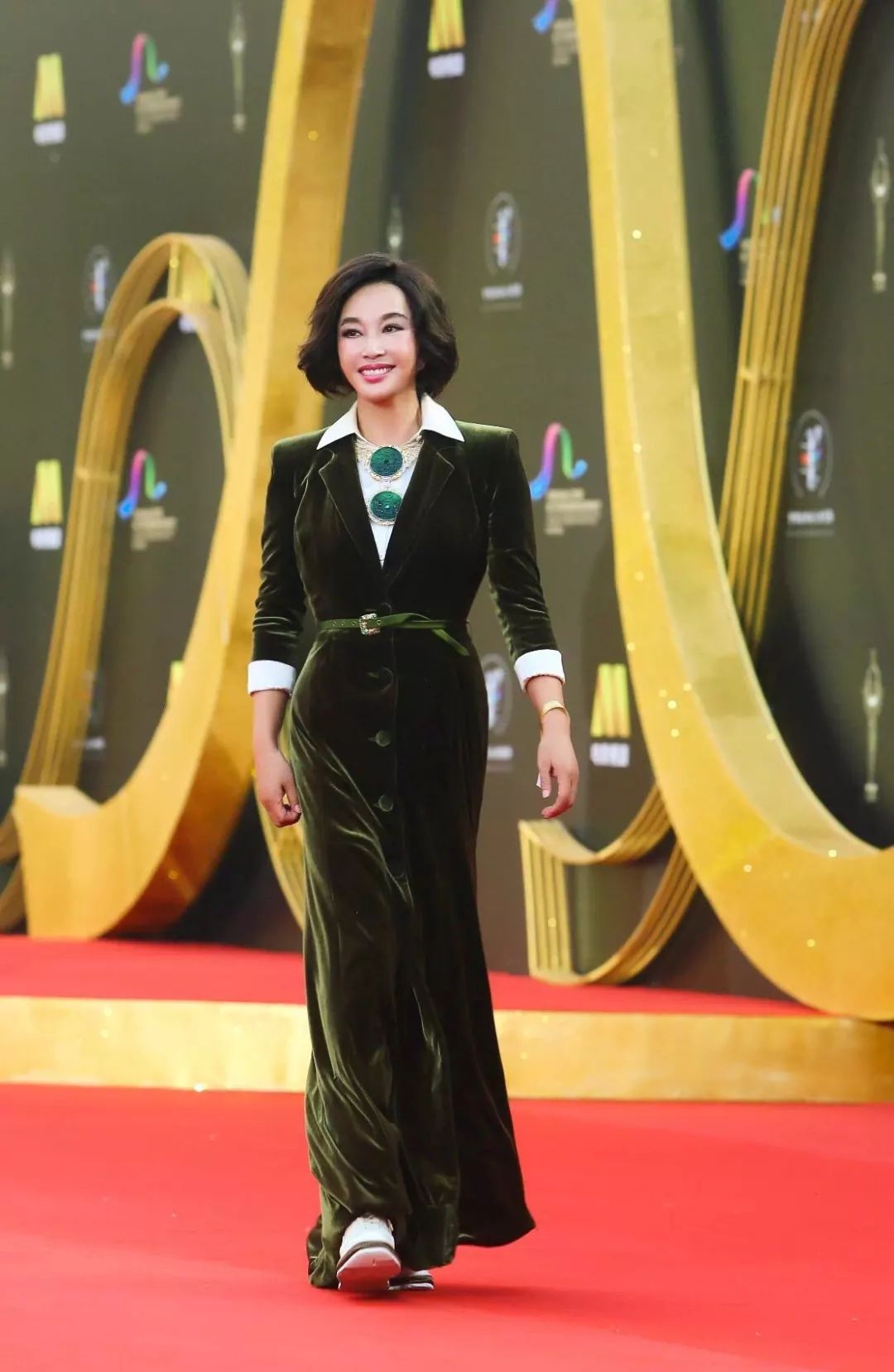 学术||为什么刘晓庆这么热衷于戴帝王绿护心镜?