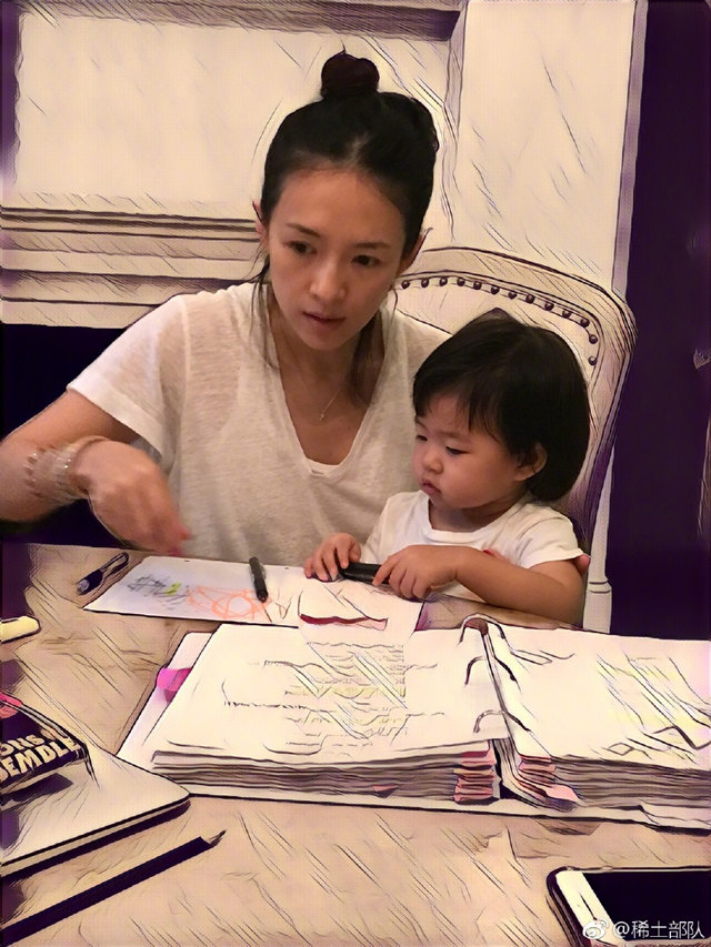 章子怡晒3岁女儿晒照片，所有人都被醒醒的发量震惊了！