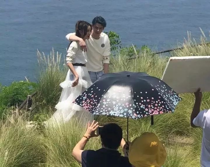 还不公布是要准备隐婚？偷拍甜蜜婚纱照才被发现