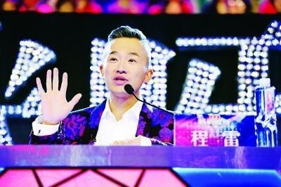 他是女婿代言人，因患病满头白发险轻生，小18岁娇妻不离不弃！