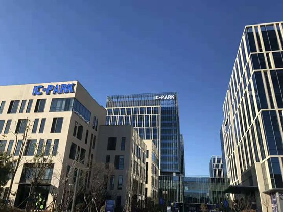 基本情况 中关村集成电路设计园位于海淀区北清路中关村壹号南区,占地面积6万平方米,总建筑规模22万平方米,于2015年9月29日开工建设,2018年6月30日竣工交付,被列为北京市重点工程和中关村科学城重大项目。 园区的发展目标是通过五年的运营,吸引聚集一批国内外知名IC设计企业,培养孵化一批具有自主、可控、替代技术的创新型企业,推进一批原创技术成果转化和产业化,营造完善的产业生态环境,成为北京市建设全国科技创新中心的重要抓手。 截至目前,已引进比特大陆、兆易创新、北京兆芯、文安智能等一批具有国际影响力