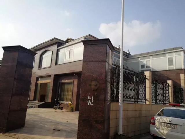 住着a别墅装修大别墅江阴这名老赖却欠150万不11米乘别墅15平面图农村图片