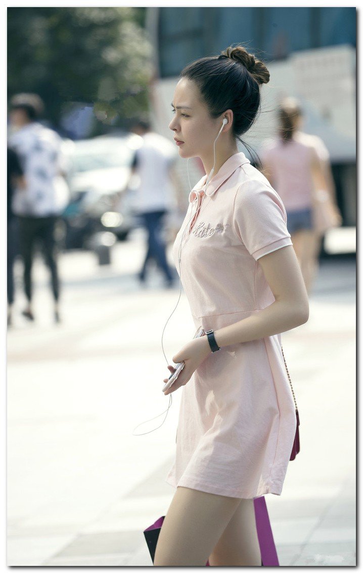 美女街拍:柔情似水的小姐姐一身蓝色连衣裙,一个眼神你懂得?