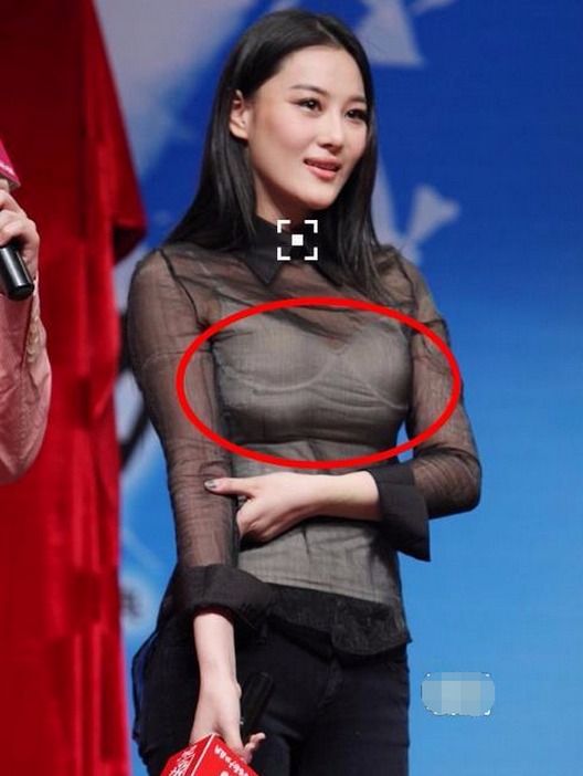 用尴尬"离罩"来形容确实不为过,这傲人的胸围令宅女大呼羡慕