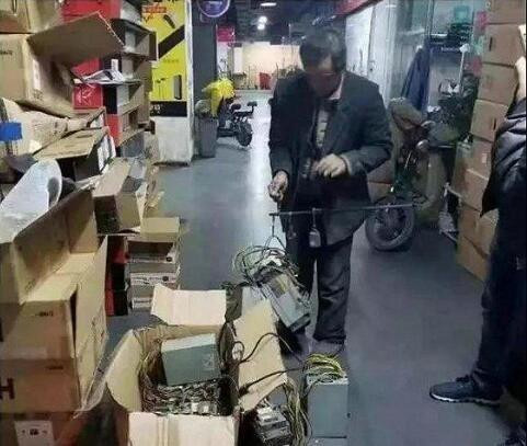 比特币一天内暴跌近20%,弃置矿机堆积如山