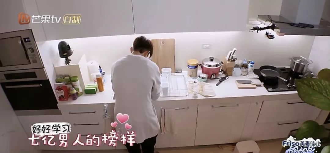 生完2个孩子才办婚礼，嫁小9岁老公，她逆袭了