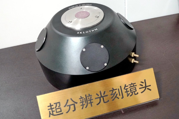 超分辨光刻镜头（图片来自我们的太空微博）