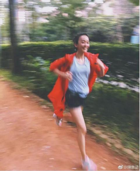 陈意涵挺孕肚水下玩高难度自拍，网友：不怕伤到宝宝吗