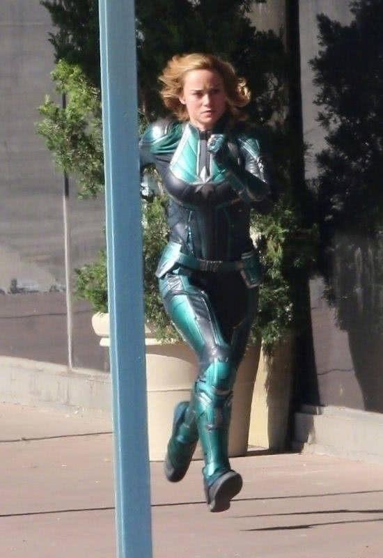 《惊奇队长》最新路透照流出,惊奇大妈美艳,联手局长大战外星人