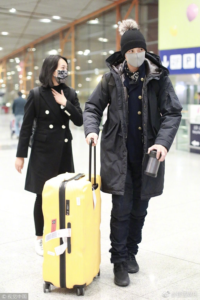 周一围奶茶事件后与朱丹十指紧扣秀恩爱，网友：明显摆拍！