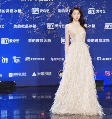 爱奇艺尖叫之夜明星造型PK：吴谨言成灾难，吴亦凡被吐槽罗圈腿！