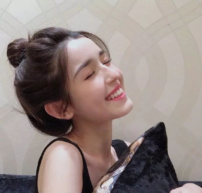 颜值碾压迪丽热巴，酷似娜扎，比肩佟丽娅的又一个新疆美女出现了？通稿也太敢吹了吧！