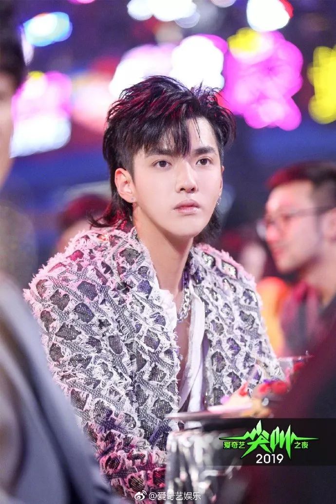 十二月的奇迹?鹿晗撇关晓彤与吴亦凡同桌,201