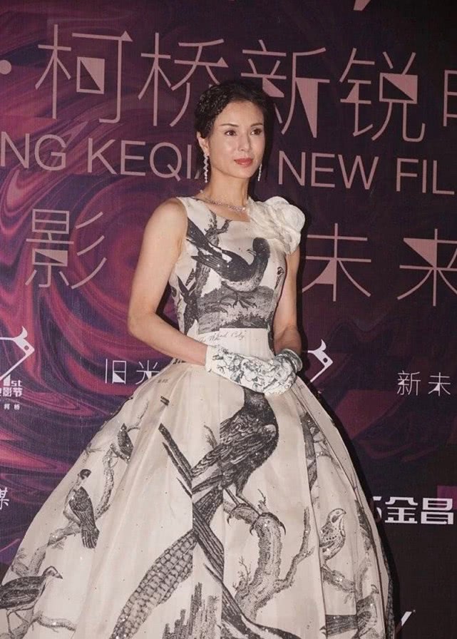 李若彤穿中国风礼裙出席电影节，依然优雅迷人