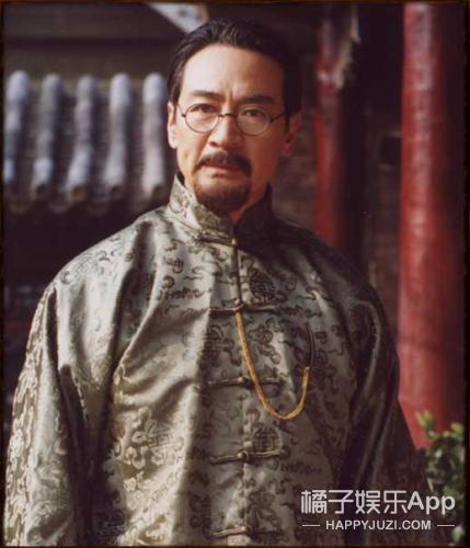 还记得《情深深雨濛濛》里的陆司令吗？他现在长这样