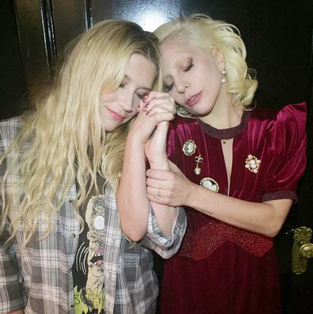 Lady Gaga和水果姐世纪大和解，反正大家都是钱婆的棋子罢了